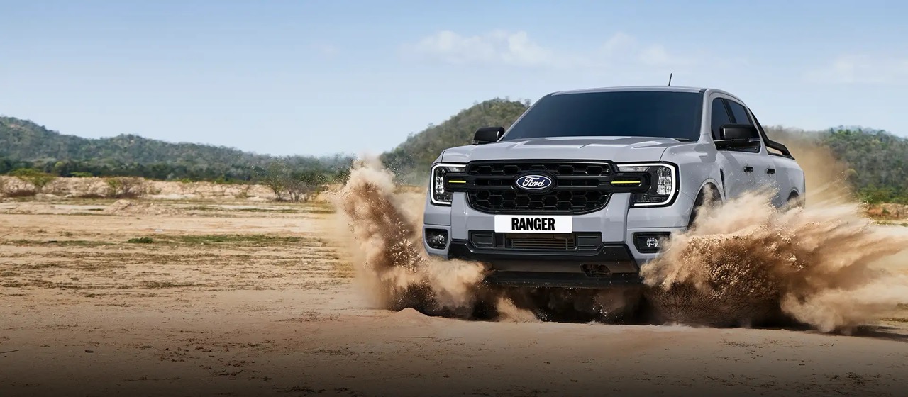 Ford Ranger Wolftrak สี Command Grey มุมด้านหน้า
