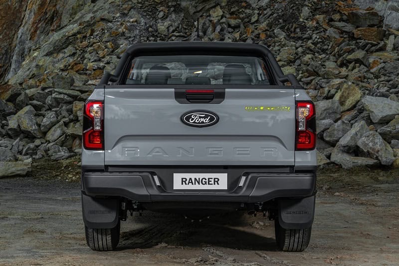 Ford Ranger Wolftrak มุมด้านหลัง บนเส้นทางออฟโรด